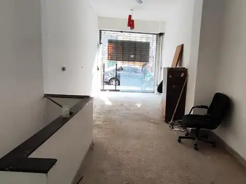 Local en venta a la calle con sótano. 