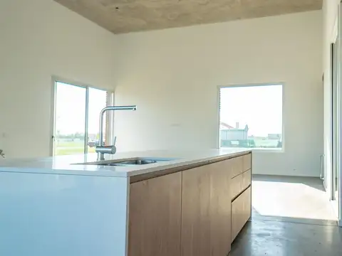 Casa en Alquiler con 2 cocheras