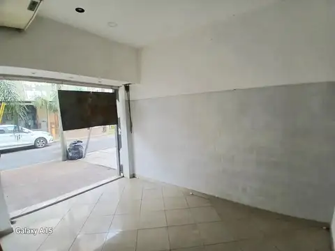 Alquiler local de 5 x 11 (doble frente/vidriera) a metros de