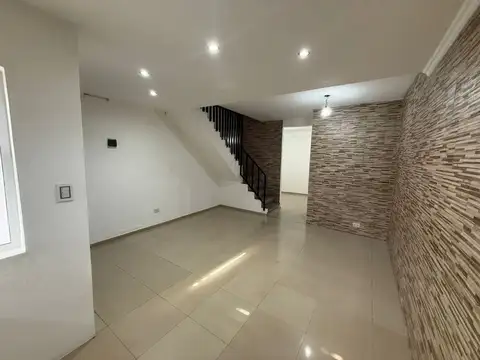 Depto Tipo Casa en Alquiler de 4 ambientes