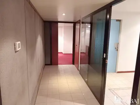 Oficina 6 ambientes con 2 baños