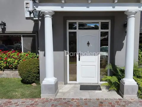 Casa 5 ambientes con 4 baños