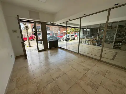 Local en Alquiler en Parque Luro, $ 649.000