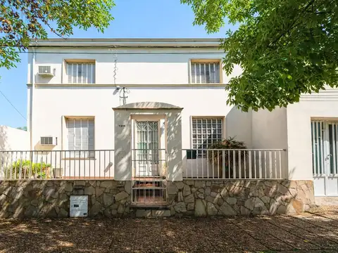 CASA EN VENTA DE 3 DORMITORIOS COCHERA. ARROYITO
