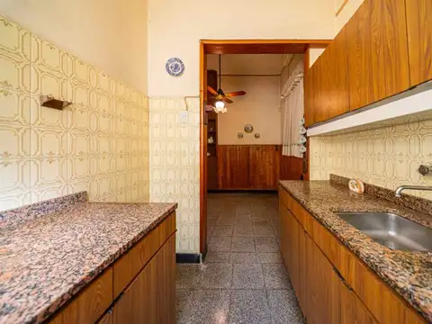 CASA EN VENTA DE 3 DORMITORIOS COCHERA. ARROYITO