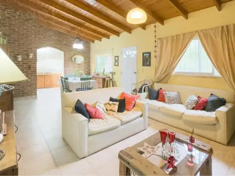 Venta casa 4 ambientes en Barrio Parque Jularó, Exaltacion de la Cruz