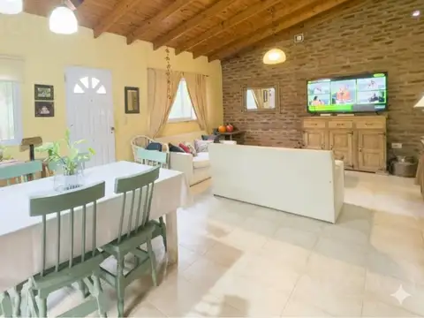 Casa 4 ambientes con 2 baños