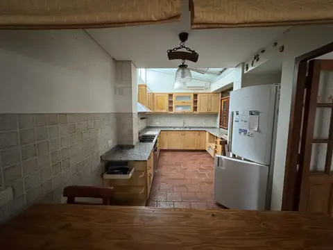 Casa 6 ambientes con 2 baños