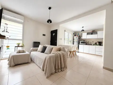 DÚPLEX 3 AMBIENTES EN LUIS GUILLÓN | COMO NUEVO, MUY LUMINOSO Y CON COCHERA