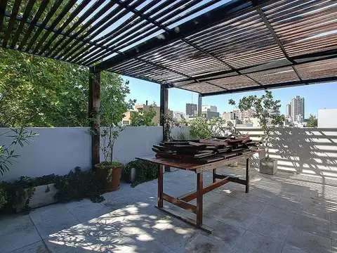 Oficina a la venta con cielorraso doble altura y entrepiso. Excelente luz natural y ubicación