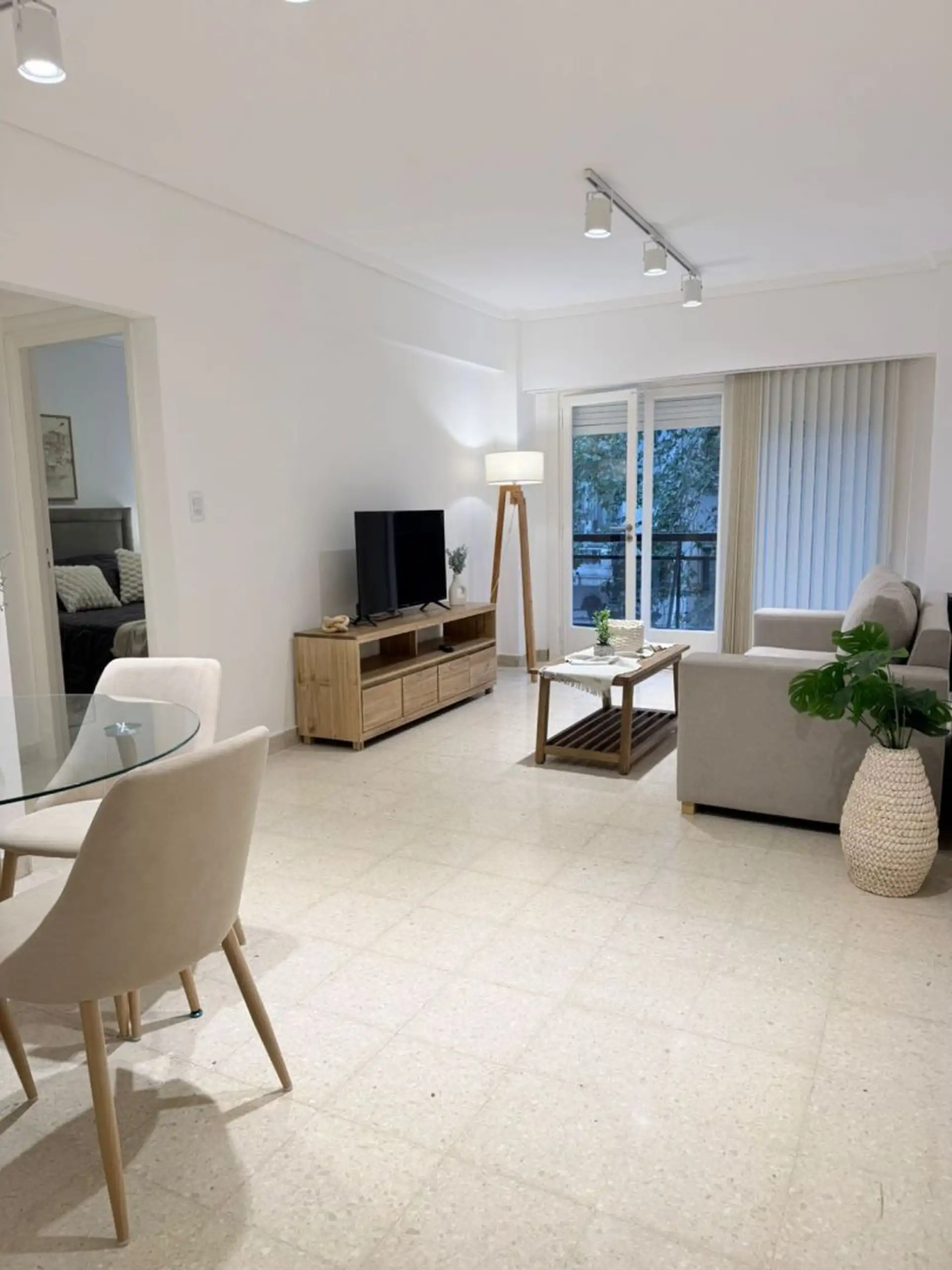 Venta departamento 3 ambientes con dependencia, balcón saliente y 2 baños