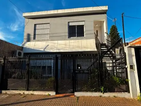 Casa 3 ambientes con terraza en Morón