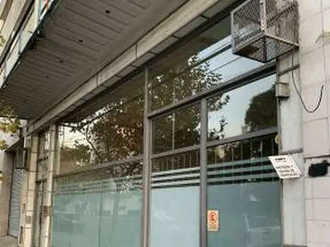 Av Caseros al 1700