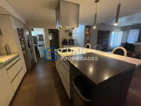 Casa 6 ambientes con 4 baños