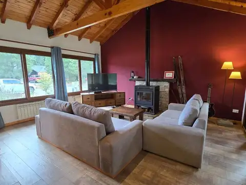 Casa 4 ambientes con 2 baños