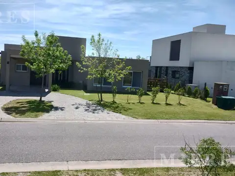 Casa en venta a la laguna  en San Sebastián área 9