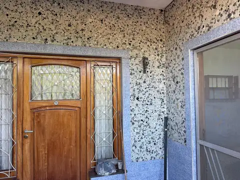 DEPARTAMENTO DE 1° PISO DE TRES AMBIENTES