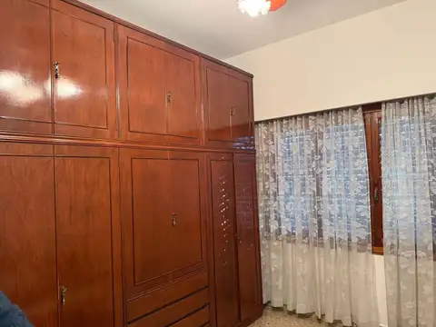 DEPARTAMENTO DE 1° PISO DE TRES AMBIENTES