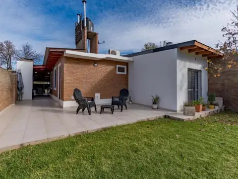Casa en Venta con 2 cocheras