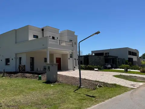 Casa 5 ambientes con 4 baños