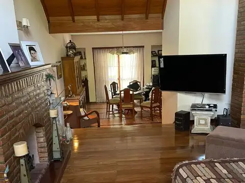 Casa en Venta con 3 cocheras