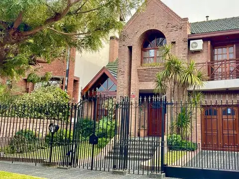 VENTA IMPORTANTE CASA 4 AMB BERNAL BARRIO PARQUE