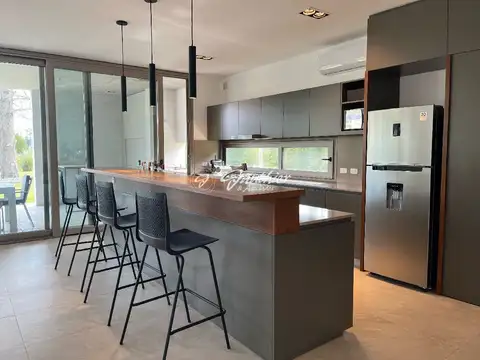 Casa 4 ambientes con 4 baños