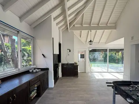 Casa en Alquiler con 6 cocheras