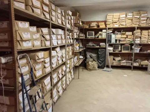 Vendo  o Permuto Edificio y local  Comercial centrico  de 3 plantas  Oficinas Deposito. Unidad...