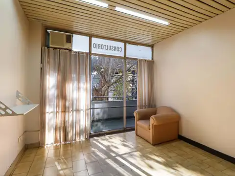 OFICINA Comercial con GUARDACOCHES Caseros Centro