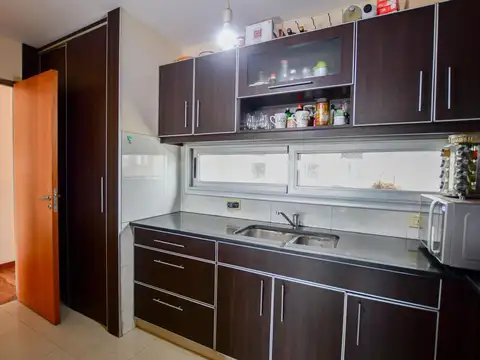 Importante semipiso en Av. 1 entre 56 y 57