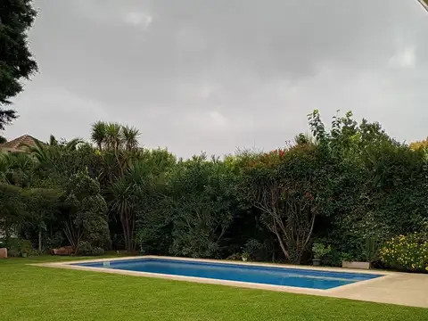 Casa Chalet  en Venta en Los Jazmines, Pilar del Este, Pilar