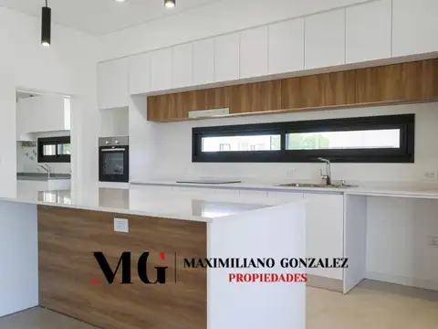 Casa 5 ambientes con 4 baños