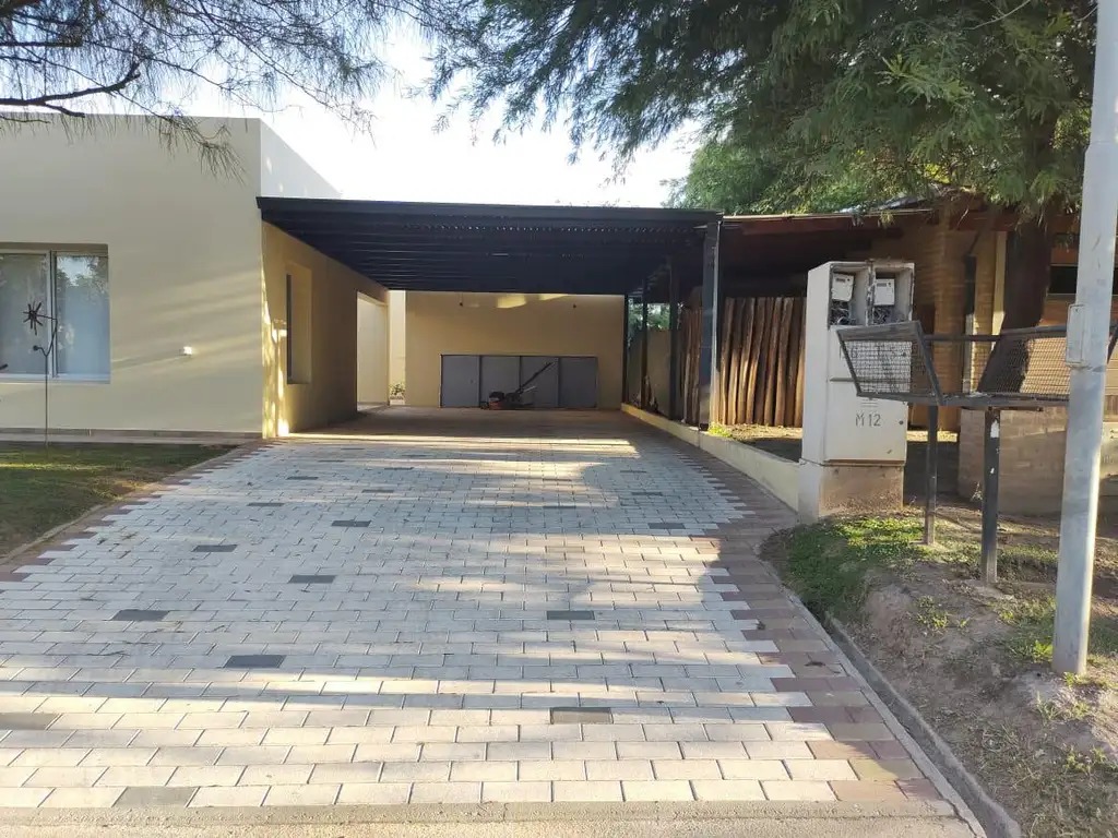 Casa - 300  m² Cubierta | 3 dormitorios | 10 años | 3 baños | 7 ambientes | 2 cocheras