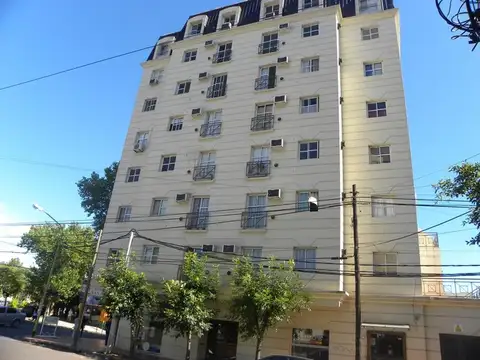 Departamento 3 ambientes con cochera  a pasos del centro.