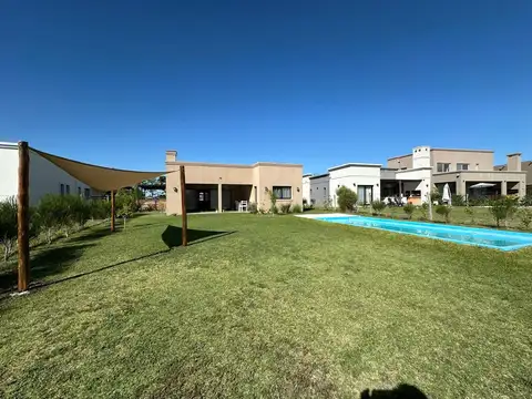 VENTA CASA 4 AMB LUMINOSA CON PILETA Y PARRILA EN SANTA LUCIA PILAR DEL ESTE