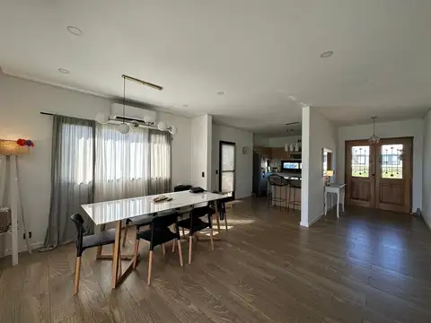 Casa en Venta con 3 cocheras
