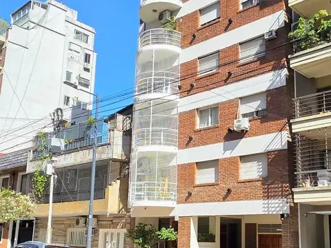 DEPARTAMENTO DE 3 AMBIENTES AL FRENTE CON COCHERA Y BALCON