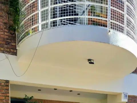 DEPARTAMENTO DE 3 AMBIENTES AL FRENTE CON COCHERA Y BALCON