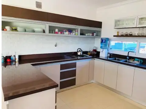 Casa en Venta con 3 cocheras