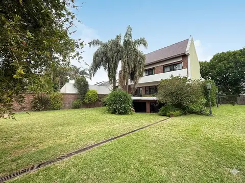 Venta casa 5 ambientes con jardín, piscina y cochera en Haedo.
