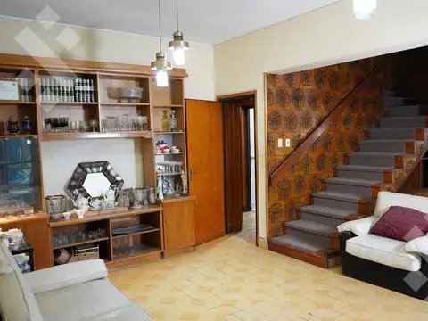 Casa 8 ambientes con 2 baños