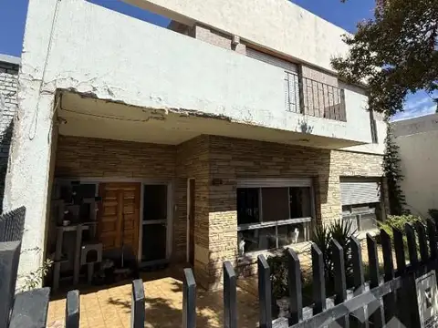 VENTA CASA 4 DORMITORIOS (APTO COMERCIAL/PROFESIONAL) - CENTRO, CIPOLLETTI