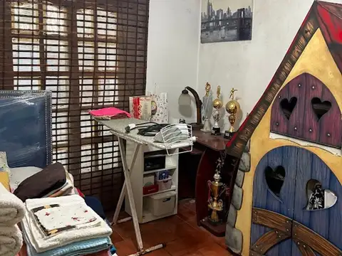 Casa 7 ambientes con 1 baño