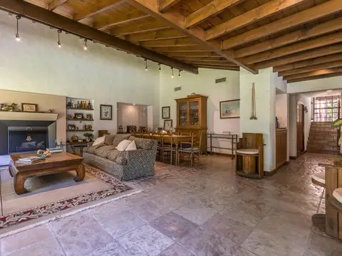 Casa en Venta con 4 cocheras