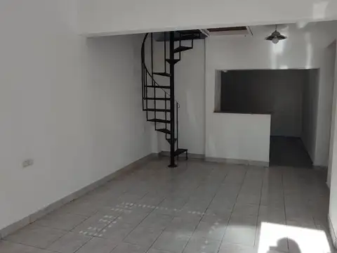 Depto Tipo Casa en Alquiler en Caseros, $ 700.000