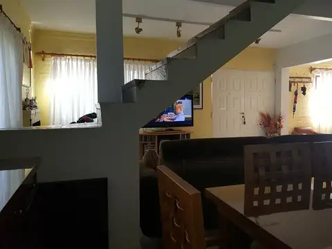 Casa 6 ambientes con 2 baños