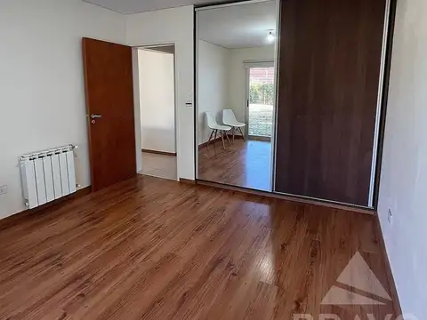 Amplia casa en una planta c/patio