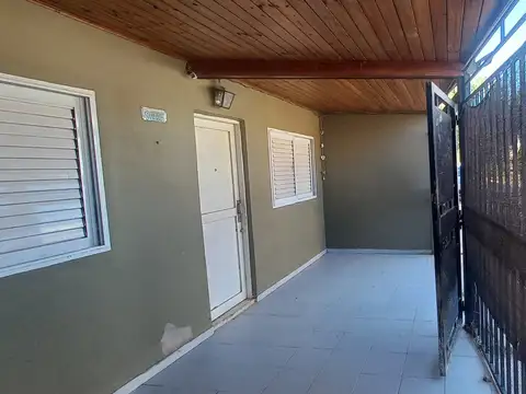 Casa en Pje Leiva 9253 en Santa Fe – 2 dormitorios, cochera y patio verde