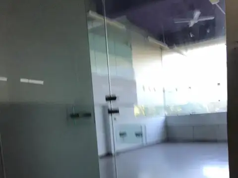 SE VENDE: LOCALES COMERCIALES. EDIFICIO PLAZA.